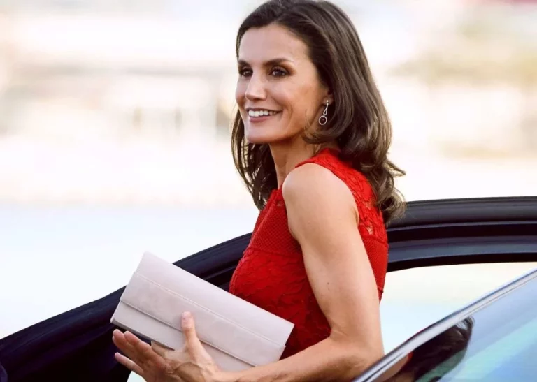 Copia el look cómodo y elegante de la reina Letizia con estas zapatillas que combinan con todo