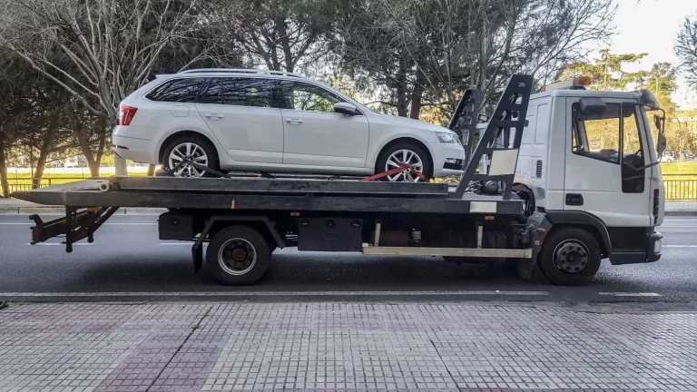 Cuánto tiempo puede estar un coche aparcado en el mismo sitio antes de llevárselo la grúa
