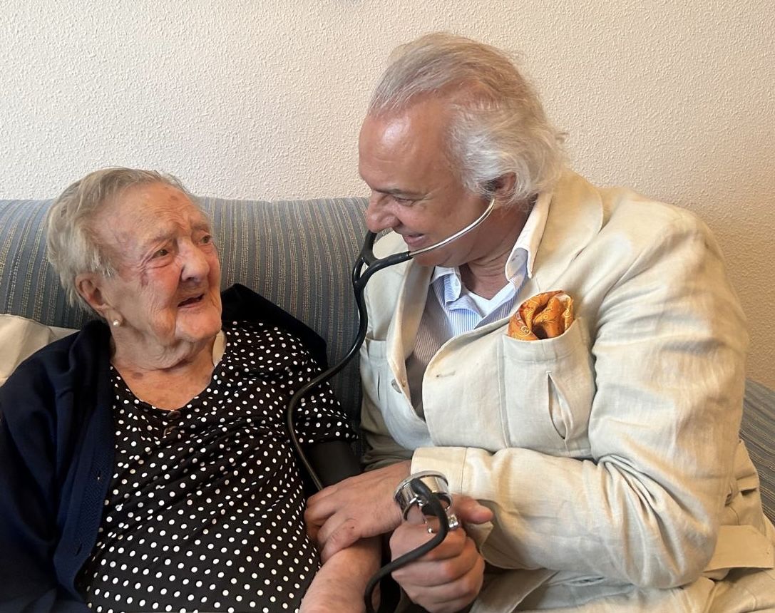 Dolores cumple 110 años y entra en el Club de los Supercentenarios, de la mano del Dr. Manuel de la Peña 1 DOLORES BUITRAGO CON EL DR. MANUEL DE LA PEA