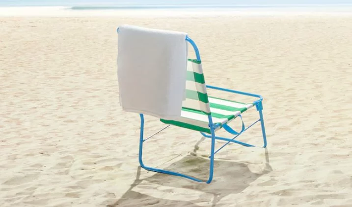 Disfruta del verano con estilo y comodidad con la Silla de playa STRANDÖN de IKEA