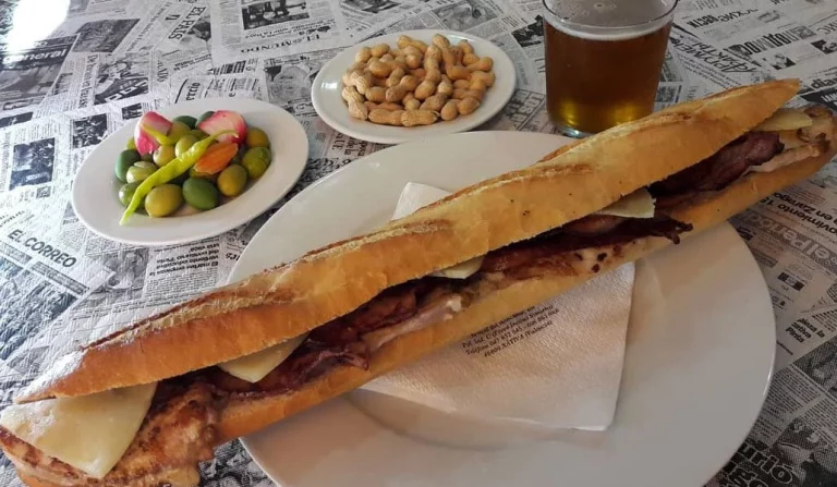 El bar del norte de España donde por 4 euros te ponen un bocadillo del tamaño de una barra de pan