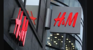 El look de H&M con body y pantalones anchos que te hace parecer más alta