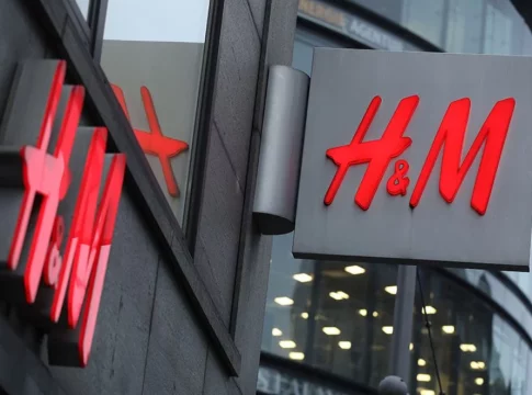 El look de H&M con body y pantalones anchos que te hace parecer más alta El look de H&M con body y pantalones anchos que te hace parecer más alta