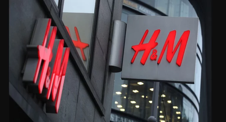 El look de H&M con body y pantalones anchos que te hace parecer más alta