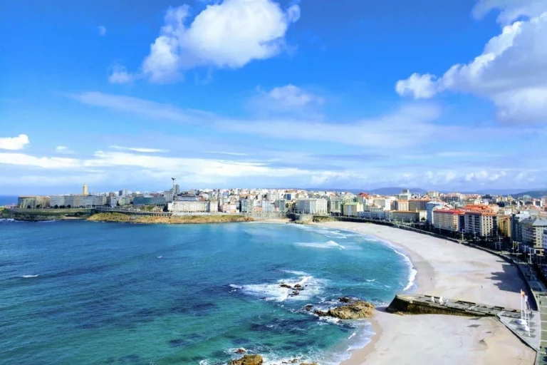 El periódico ‘The Sun’ está recomendando esta ciudad de España alternativa a Ibiza por sus playas y noches