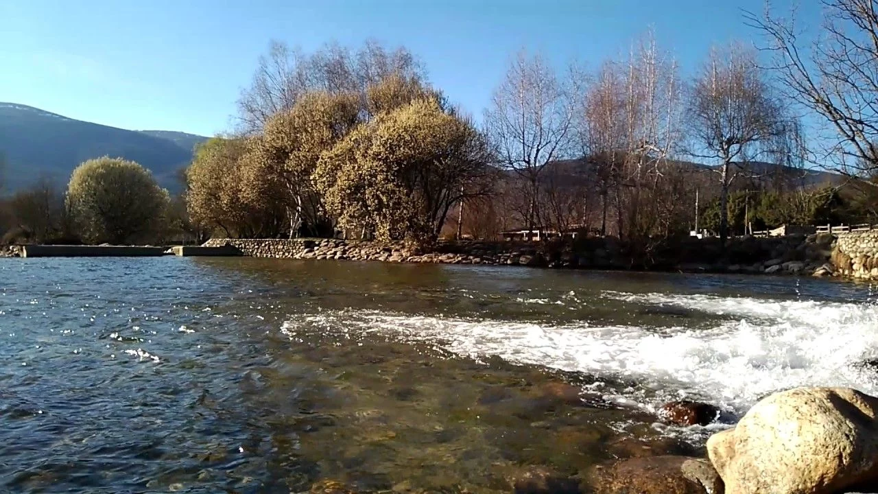 El rincón de Madrid con aguas cristalinas para refrescarte en verano sin piscina El rincón de Madrid con aguas cristalinas para refrescarte en verano sin piscina