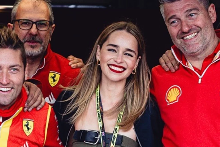 Emilia Clarke pone patas arriba el set de Ferrari con su visita a Carlos Sainz
