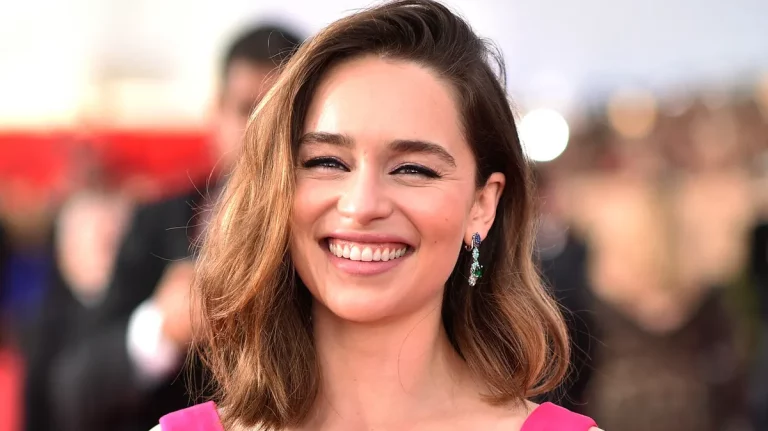 Peacock cancela 'Ponies' pese a su éxito de crítica: Emilia Clarke se queda sin segunda temporada