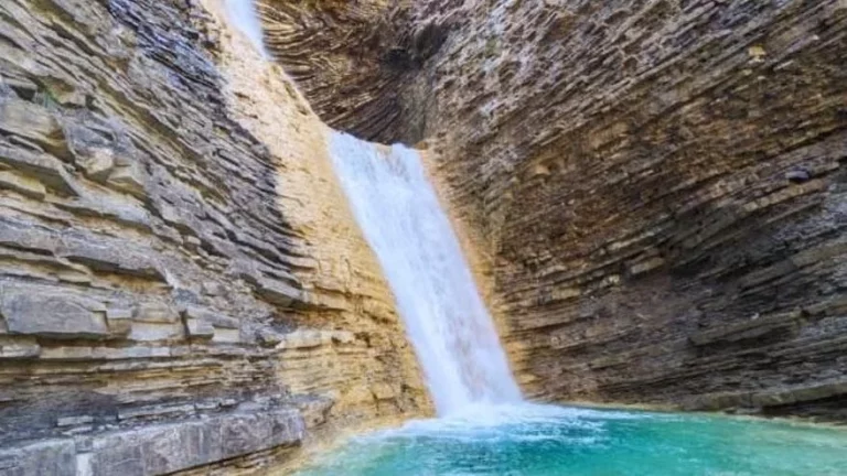 Este pueblo español esconde un paraíso en forma de piscina natural con cascada que no puedes perderte