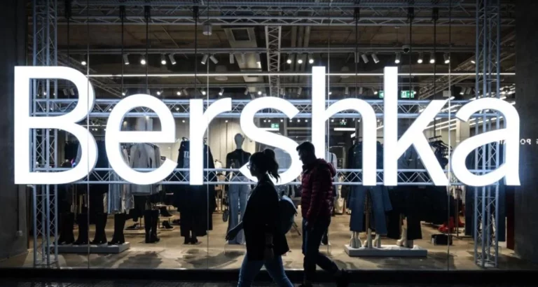 Este top de Bershka vuela en rebajas y lo lleva hasta Laura Escanes