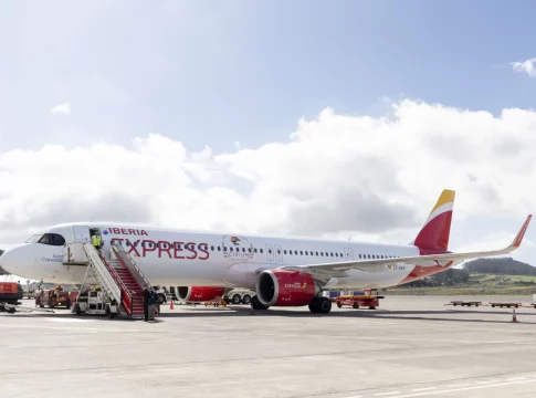 EuropaPress_5915366_avion_iberia_express_bautizado_nombre_islas_canarias