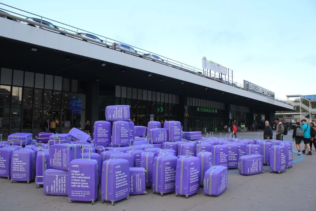 EuropaPress 5978026 cabify coloca maletas estacion sants barcelona criticar movilidad