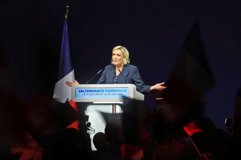 Le Pen se enfrenta a la alianza inédita en Francia tras arrasar en las urnas