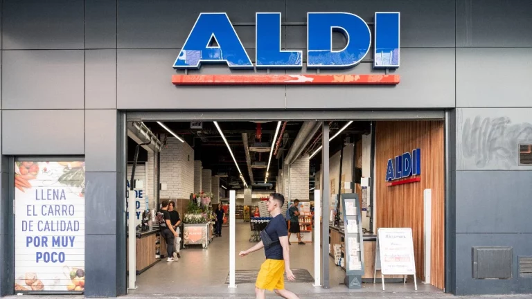 Aldi tiene una falda estampada de 8 euros a tres colores que parece de Desigual