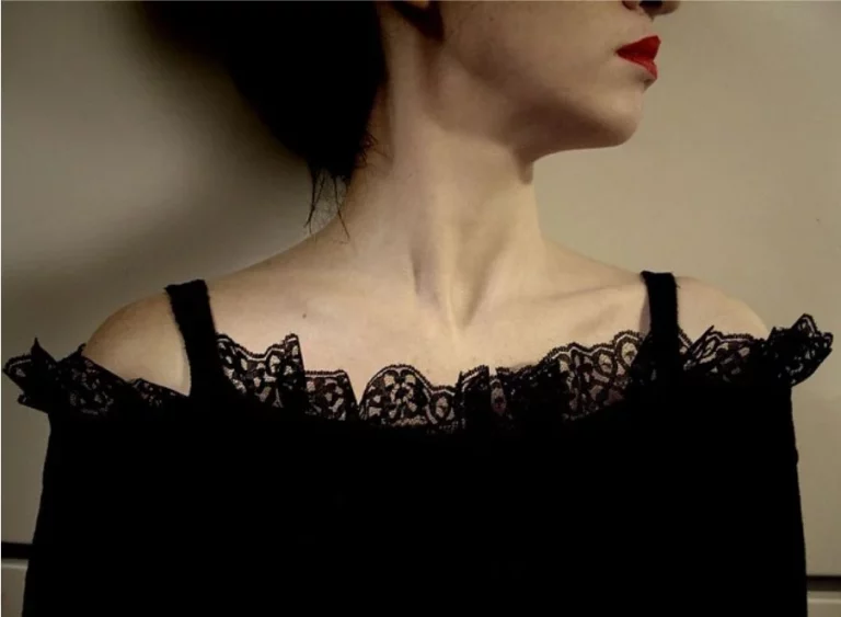 Glamourosa y femenina con estos 8 vestidos negros de H&M para las noches de verano