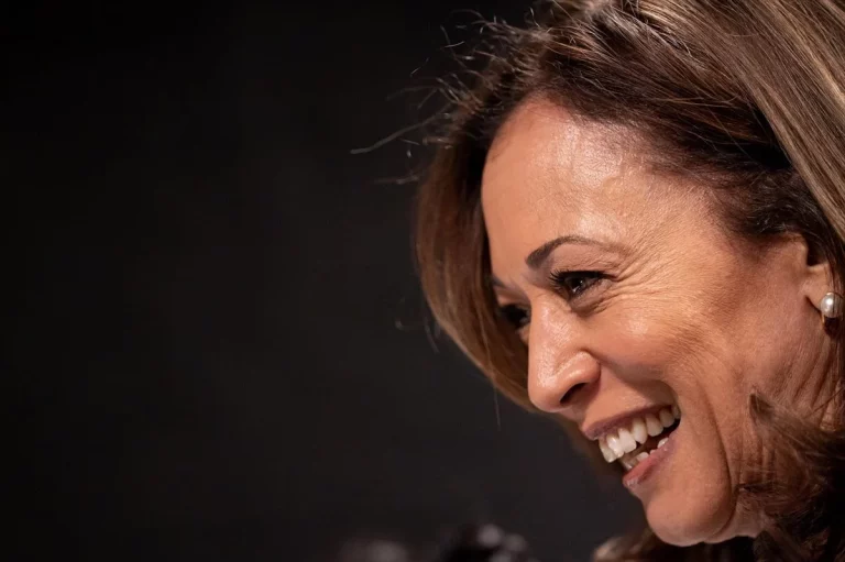 Kamala Harris, una carrera sembrada de polémicas y memes