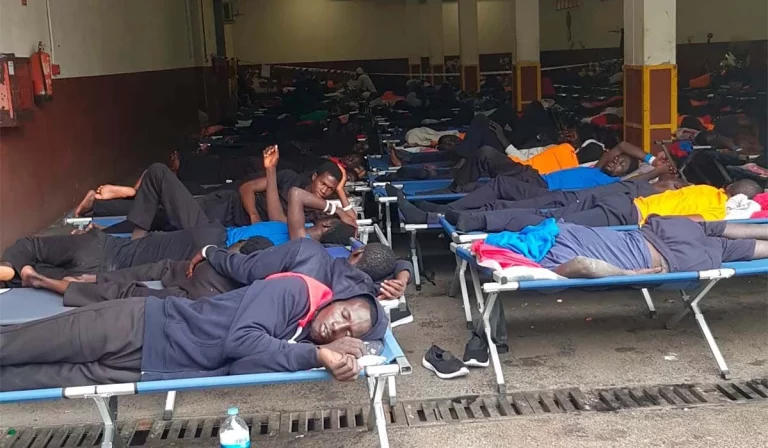 La crítica situación del hacinamiento en los 'macrocentros' de Canarias