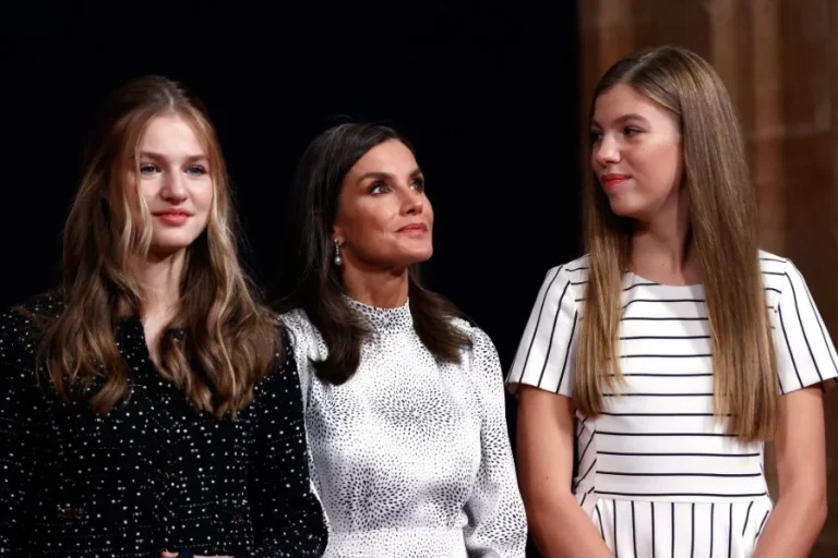 La reina Letizia abandona a Felipe VI en una boda para hacer un plan de chicas