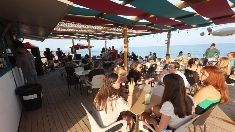 Los chiringuitos disparan los precios: cañas a 5€ en plena ola de calor