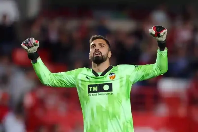 La salida de Mamardashvili abre la puerta del Valencia CF a Iñaki Peña. Fuente: Agencias