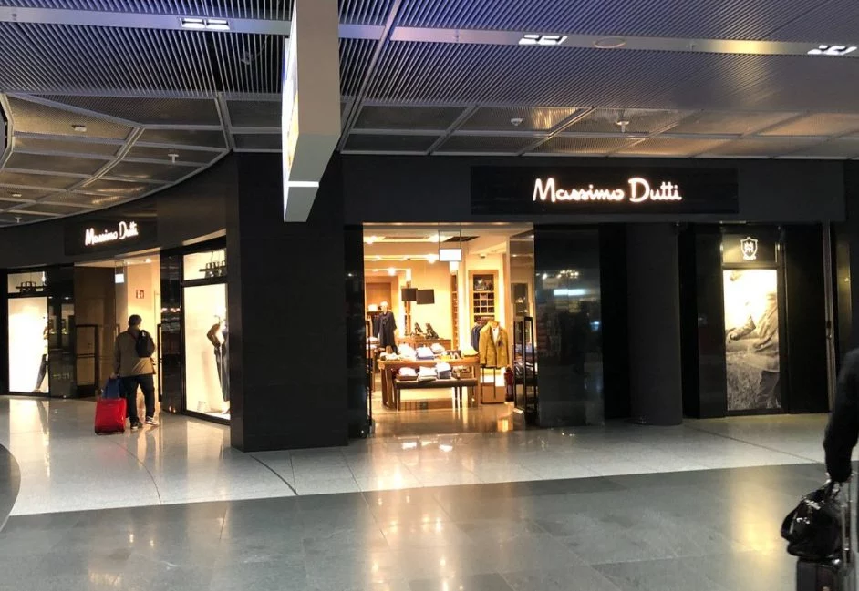 Sofisticada y juvenil con estos 4 vestidos de Massimo Dutti para combinar con zapatillas deportivas