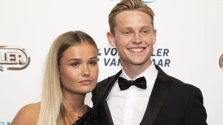 Mikky Kiemeney mima a Frenkie de Jong en las playas de Ibiza