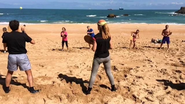 Multas de hasta 3.000 euros por jugar a las palas en la playa: está ocurriendo en España