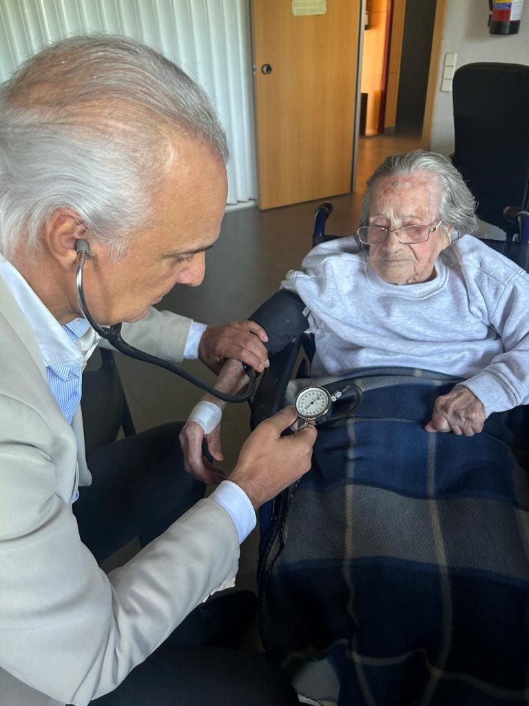 La IA AlphaFold3 contribuirá a descifrar las claves de los supercentenarios, según el Dr. de la Peña