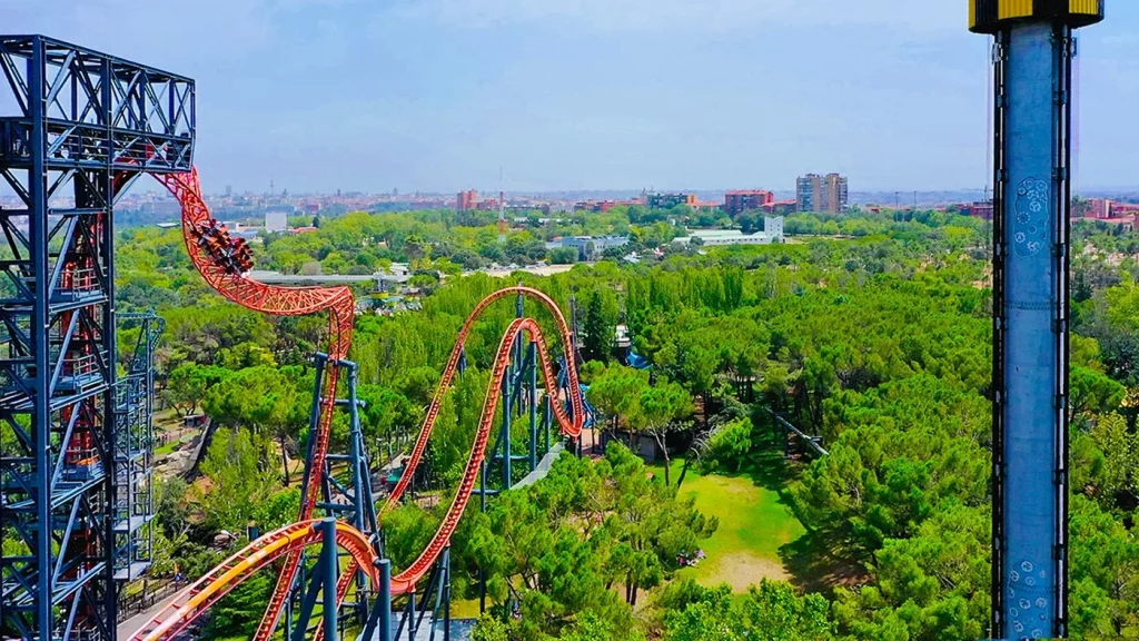 Los 7 parques temáticos más impresionantes de España que puedes visitar este verano 51 Parque de Atracciones de Madrid (Madrid)