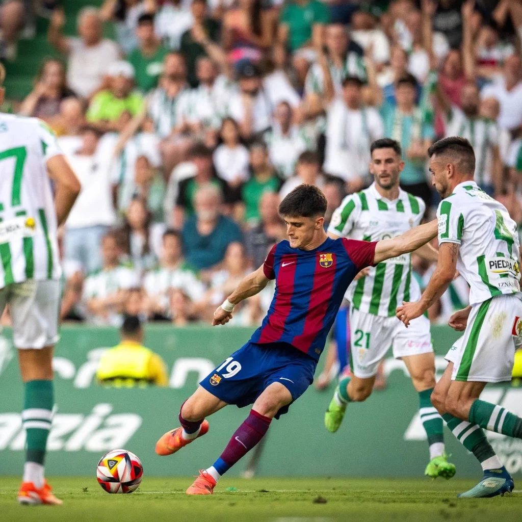 Oviedo y Valencia negocian con el FC Barcelona por Pau Víctor. Fuente: Agencias