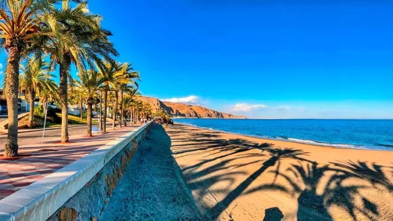 Pisos que cuestan 20.000 euros, cerca de la playa y con piscina en una ciudad española para tu casa de verano