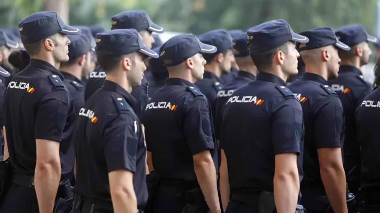 Un policía fuera de servicio intercepta en Vigo a un hombre que robó un coche con una mujer y sus dos hijos dentro