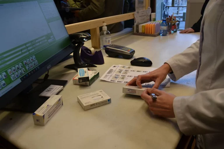 Por qué en la farmacia recortan el código de barras de la caja de medicamentos