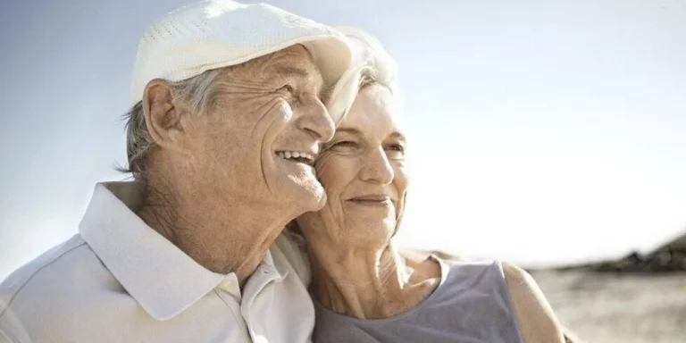 Por qué las mujeres envejecen antes que los hombres: la ciencia lo explica