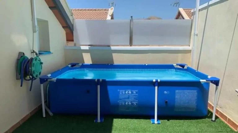 ¿Puedo instalar una piscina montable en la terraza de mi edificio?
