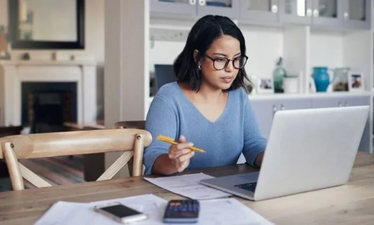 Ritmo de ascenso laboral: La larga senda de las mujeres para alcanzar la máxima categoría docente