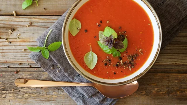 El gazpacho sabe a gloria si eliminas este único vegetal que casi todo el mundo le echa