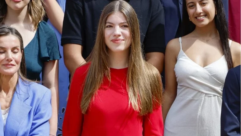 Siguiendo el ejemplo de la reina Letizia, la infanta Sofía sorprende con su vibrante look de Mango