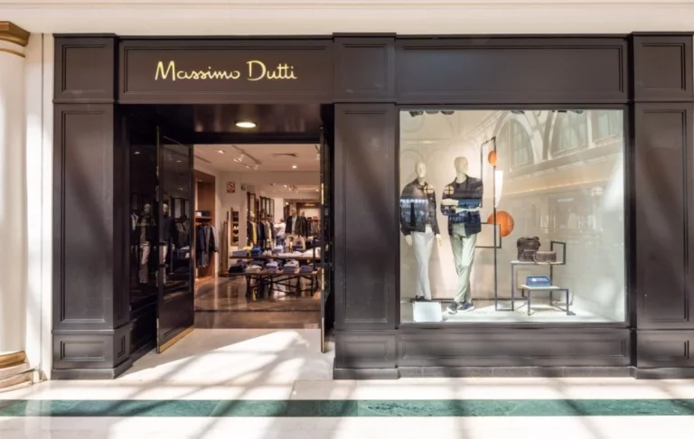 Sofisticada y juvenil con estos 4 vestidos de Massimo Dutti para combinar con zapatillas deportivas