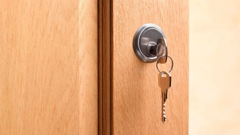 Te explicamos por qué nunca debes dejar las llaves puestas por dentro de la puerta