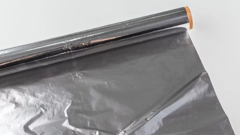 El truco del papel de aluminio en las ventanas que recomienda una arquitecta para aislar tu casa del calor
