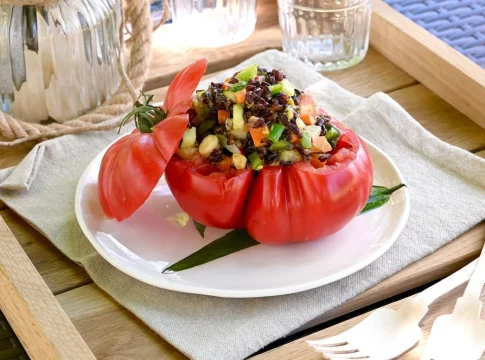 Tomates rellenos de ensalada de arroz, una receta de verano que no puede faltar Tomates rellenos de ensalada de arroz, una receta de verano que no puede faltar