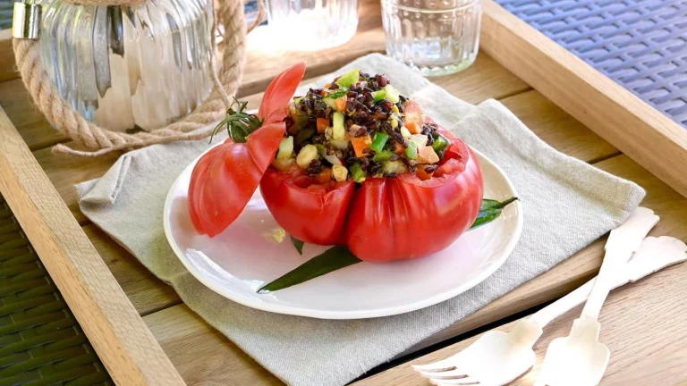 Tomates rellenos de ensalada de arroz, una receta de verano que no puede faltar