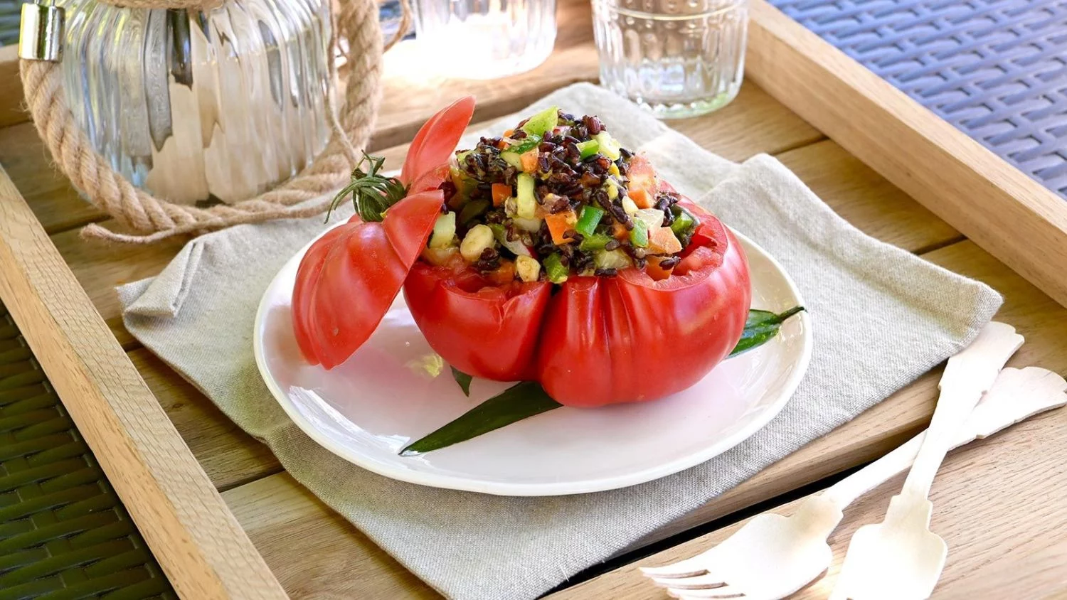 Tomates rellenos de ensalada de arroz, una receta de verano que no puede faltar Tomates rellenos de ensalada de arroz, una receta de verano que no puede faltar