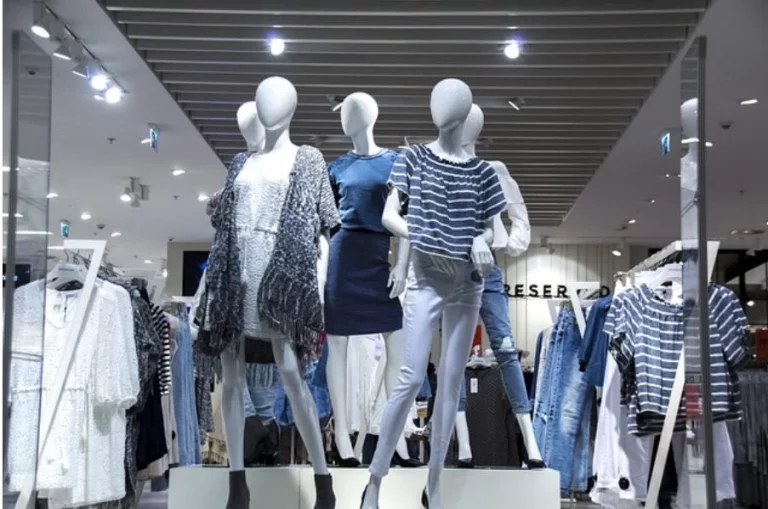 Tops asimétricos, shorts de rayas y otras 6 prendas de las rebajas de Zara que no fallan