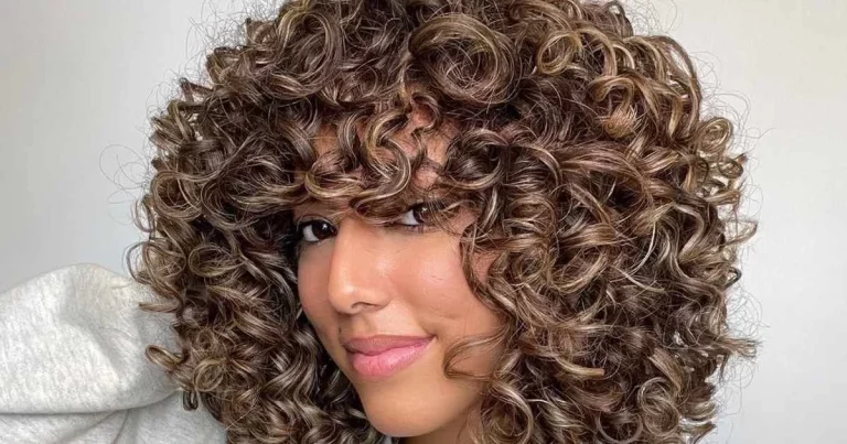 Trucos caseros para mantener tus rizos perfectos durante la temporada de calor