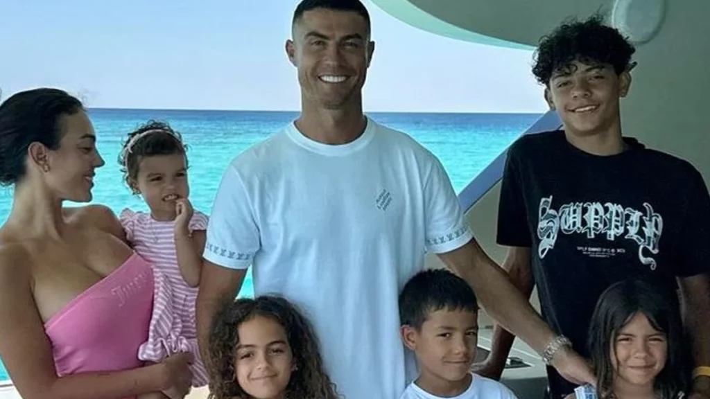 La millonada que cuesta a Cristiano Ronaldo tener contenta a Georgina Rodríguez 35 Un destino de ensueño
