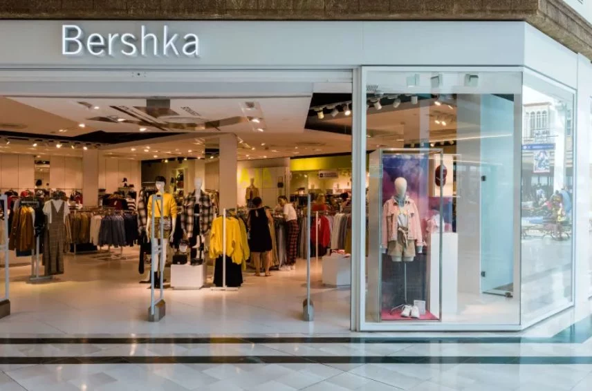Bershka vende por menos de 10 euros camisetas retro en varios colores perfectas tras la Eurocopa