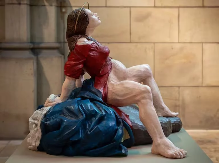 Una controvertida escultura de la virgen dando a luz crea polémica