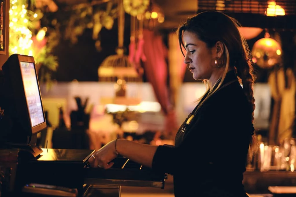 Cajera, un oficio complicado.